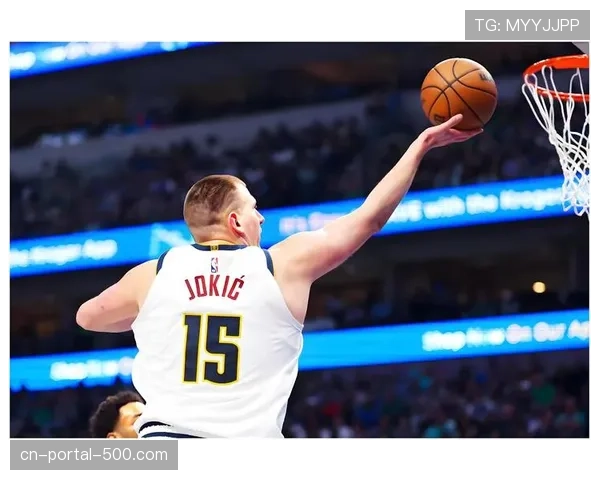 瞬间：东契奇45度角击地传球穿越两人，助莱夫利完成空接